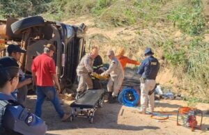 17:00 –
Carreta tomba na BR-364 e motorista fica preso às ferragens
