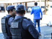 09:44 –
Pai ameaça família com faca e os mantém em cárcere privado em Cuiabá