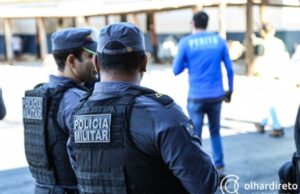 09:44 –
Pai ameaça família com faca e os mantém em cárcere privado em Cuiabá