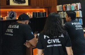 Polícia dá batida em loja de celulares e apreende 386 aparelhos