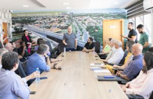 Prefeito explica ordenamento das calçadas ao setor setor de comércio e serviços