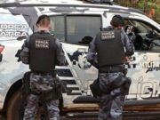 Força Tática apreende arma de fogo, porções de maconha