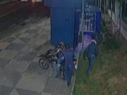 Câmera flagra ladrões roubando motociclista em Cuiabá; veja