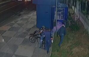 Câmera flagra ladrões roubando motociclista em Cuiabá; veja