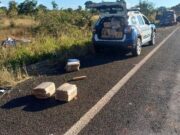 Caminhonete com droga capota, e PM prende dois em rodovia