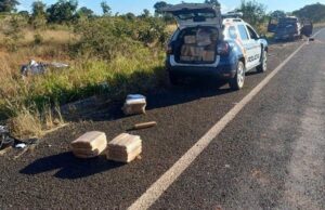 Caminhonete com droga capota, e PM prende dois em rodovia