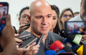 Abilio lembra atraso salarial e dívida de R$ 700 mi ao assumir