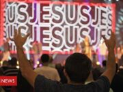 Religiões no Censo 2022: avanço evangélico perde força e outros 7 dados