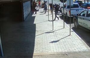 Policial é filmado agredindo mulher, que cai no chão; veja