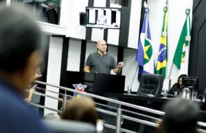 Prefeito debate acolhimento de crianças vítimas de violência na Câmara