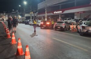 Operação na Isaac Póvoas prende 10 motoristas embriagados