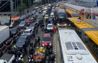 Polícia tenta prender 70 no Complexo de Israel; vias são fechadas, e 2 são baleados em intenso tiroteio | Rio de Janeiro
