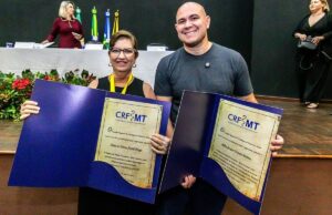 Prefeito é homenageado com a Comenda do Mérito Farmacêutico