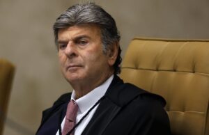 Fux vota contra tornozeleira, fica isolado, e medida é confirmada