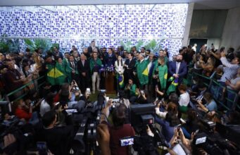 Centrão se afasta de Bolsonaro e vê Lula com cautela