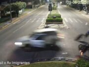 12:17 –
Jovem é arremessado após Gol atingir motocicleta e condutor fugir do local; veja vídeo