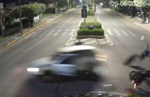 12:17 –
Jovem é arremessado após Gol atingir motocicleta e condutor fugir do local; veja vídeo