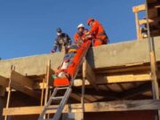 20:22 –
Trabalhador despenca de 3 metros em obra e é resgatado com suspeita de fratura na perna