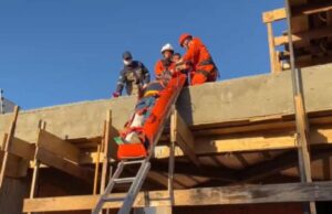 20:22 –
Trabalhador despenca de 3 metros em obra e é resgatado com suspeita de fratura na perna