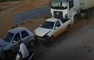 19:17 –
Carreta faz strike em 4 carros e só para após bater em caminhão de prefeitura em MT: veja vídeo