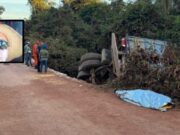 07:43 – 
							Motorista morre após perder controle da direção e caminhão cair da ponte em estrada