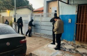 10:55 –
Comércio de armas, sequestros, execuções de rivais e ataques no Estado eram foco de facção criminosa