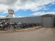 10:13 – 
							MT reduz em quase 63% número de fugas em presídios e apreende 2,3 mil celulares