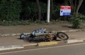 16:10 –
Motociclista morre após bater em separador de ciclovia e cair em avenida
