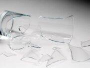 12:19 – 
							Adolescente de 17 anos atira copo de vidro contra padrasto para proteger mãe de agressão