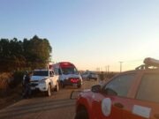 08:36 – 
							Sem capacete, motociclistas ficam feridos em batida com caminhonete