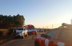 08:36 –
Sem capacete, motociclistas ficam feridos em batida com caminhonete