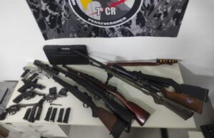 11:42 –
Três faccionados são presos com fuzis, mais de 300 munições e R$ 20,2 mil em dinheiro