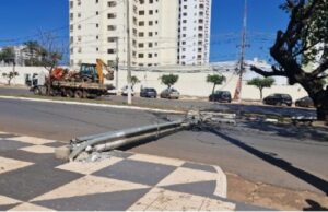 12:16 –
Caminhão atinge poste de energia no CPA e afeta expediente de trabalhadores; TRT e empresas sem energia