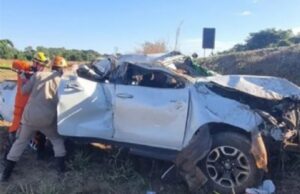 21:02 –
Motorista cochila ao volante, Hilux capota e 4 da mesma família ficam feridos em acidente na BR-158