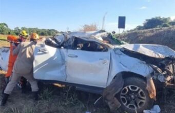 21:02 –
Motorista cochila ao volante, Hilux capota e 4 da mesma família ficam feridos em acidente na BR-158