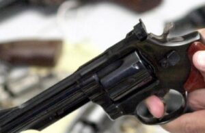 14:27 –
Homem é baleado em frente de casa após ser abordado por dupla em motocicleta