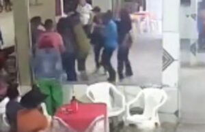 17:12 –
Vídeo mostra momento em que homem é esfaqueado em bar