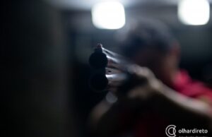 08:52 –
Adolescente de 16 anos é morto com tiros no rosto após família ser mantida refém