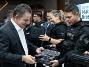 17:12 –
Governo padroniza armamento nas unidades prisionais e entrega mais de 1,9 mil pistolas Glock a policiais penais