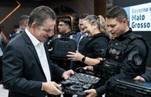 17:12 –
Governo padroniza armamento nas unidades prisionais e entrega mais de 1,9 mil pistolas Glock a policiais penais
