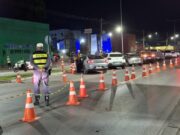 10:43 –
Três pessoas são presas por embriaguez ao volante e mais de trinta veículos são removidos