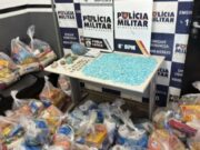 12:16 –
Polícia apreende mil porções de drogas e cestas básicas de facção em casa abandonada
