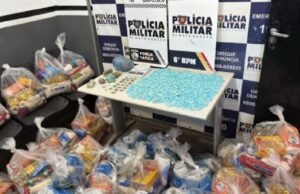 12:16 –
Polícia apreende mil porções de drogas e cestas básicas de facção em casa abandonada