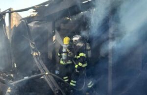 18:05 –
Casa pega fogo e fumaça densa assusta moradores; bombeiros evitam propagação