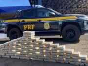 18:28 –
PRF apreende 67 kg de skunk em picape; traficante usava uniforme para despistar