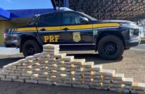 18:28 –
PRF apreende 67 kg de skunk em picape; traficante usava uniforme para despistar