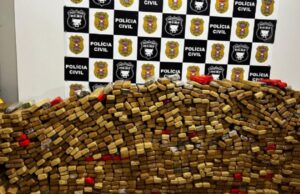 20:08 –
Polícia apreende 1 tonelada de maconha e causa prejuízo de R$ 1,6 milhão ao tráfico em Rondonópolis: veja vídeo
