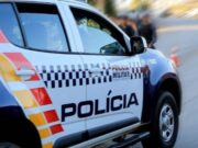 08:55 –
Homem chega embriagado de show, agride esposa e pisa no pescoço dela