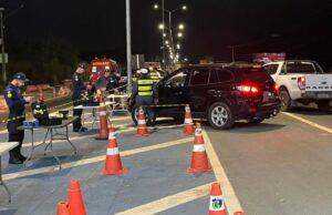 Polícia prende dois condutores bêbados e remove 12 veículos