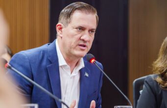 Secretário apresenta dados e alfineta ex-governador: “Fala muito”